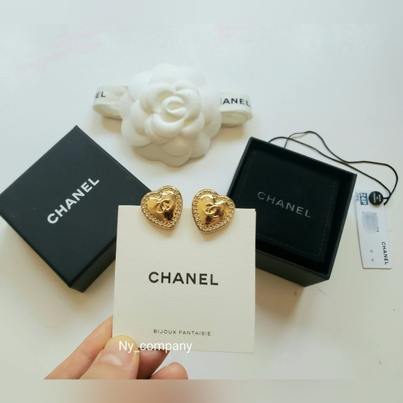 (SALE)Chanel Gold/Crystal Heart CC Logo Earrings Brand New - Picture 2 of 4